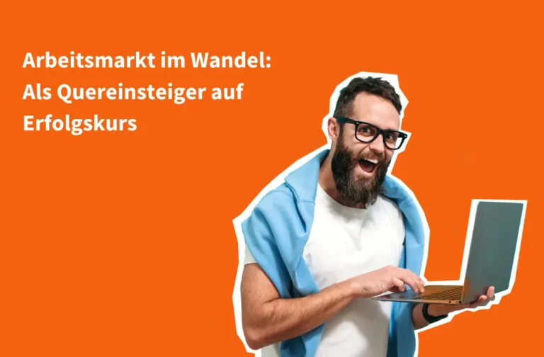 Beitragsbild zum Thema "Als Quereinsteiger auf Erfolgskurs" zeigt einen jungen Mann mit Bart und Brille, der in die Kamera lacht und dabei einen Laptop in der Hand hält.
