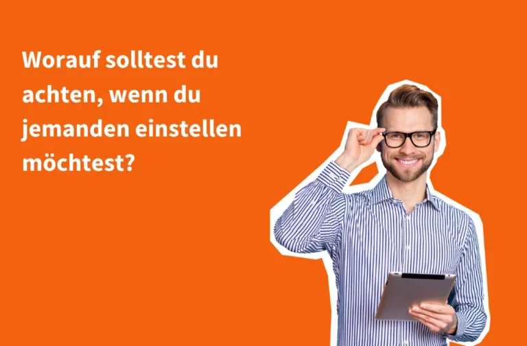 Beitragsbild zeigt einen Mann im gestreiften Hemd, der ein Tablet in der Hand hält und sich mit der Hand die Brille zurechtrückt.