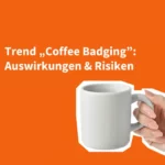 Bild zum Thema Coffee Badging zeigt eine Frauenhand, die einen Kaffeebecher hält.