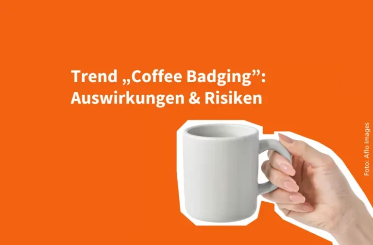 Bild zum Thema Coffee Badging zeigt eine Frauenhand, die einen Kaffeebecher hält.